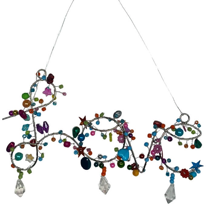 Perlen Love Schriftzug häng. bunt