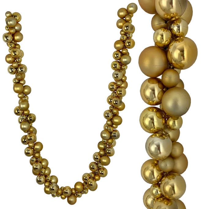 Girlande aus Weihnachtskugeln gold